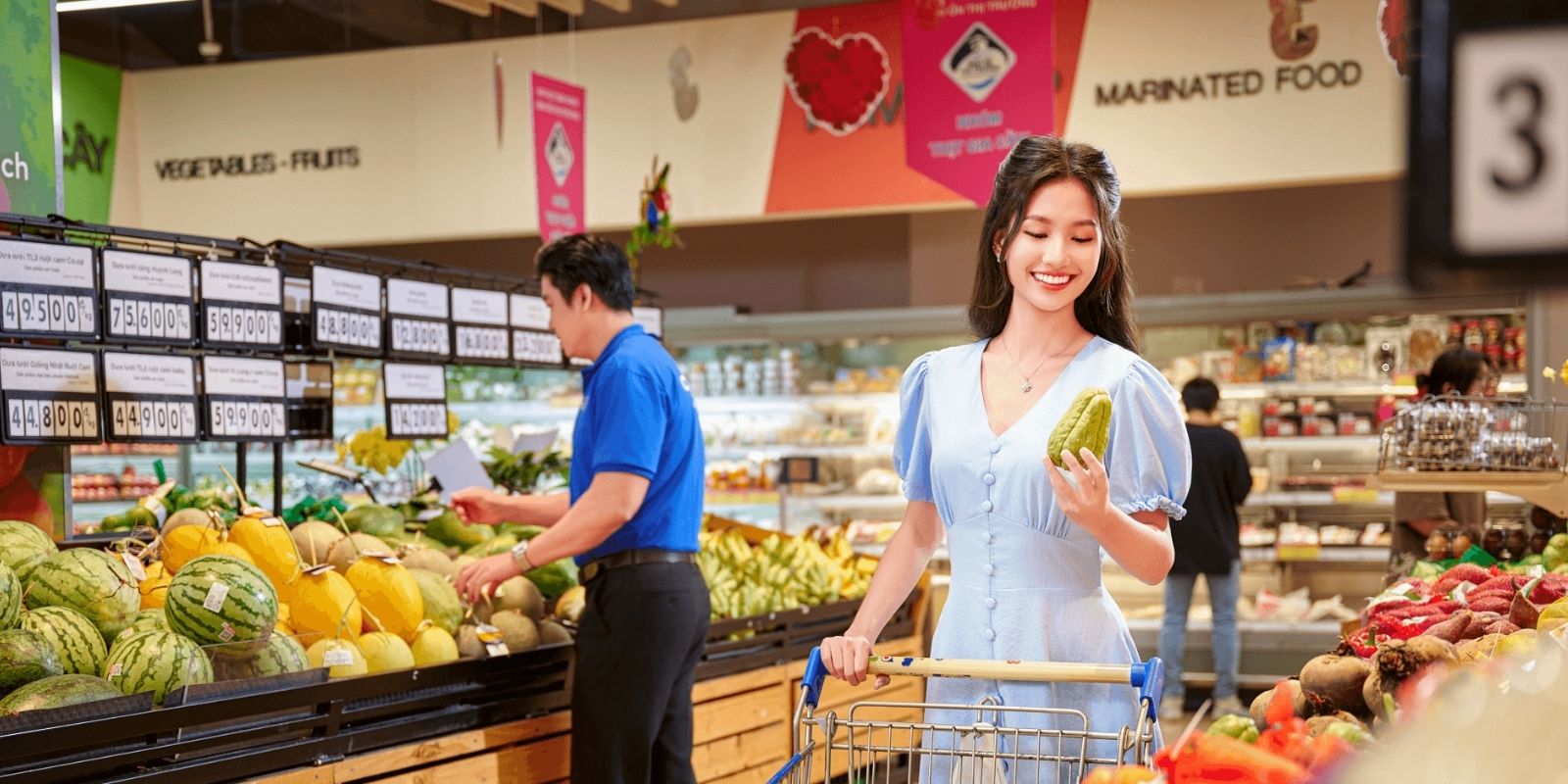 Quầy thịt cá tươi sống và thực phẩm sơ chế tại Home Fresh Mart Quận 7