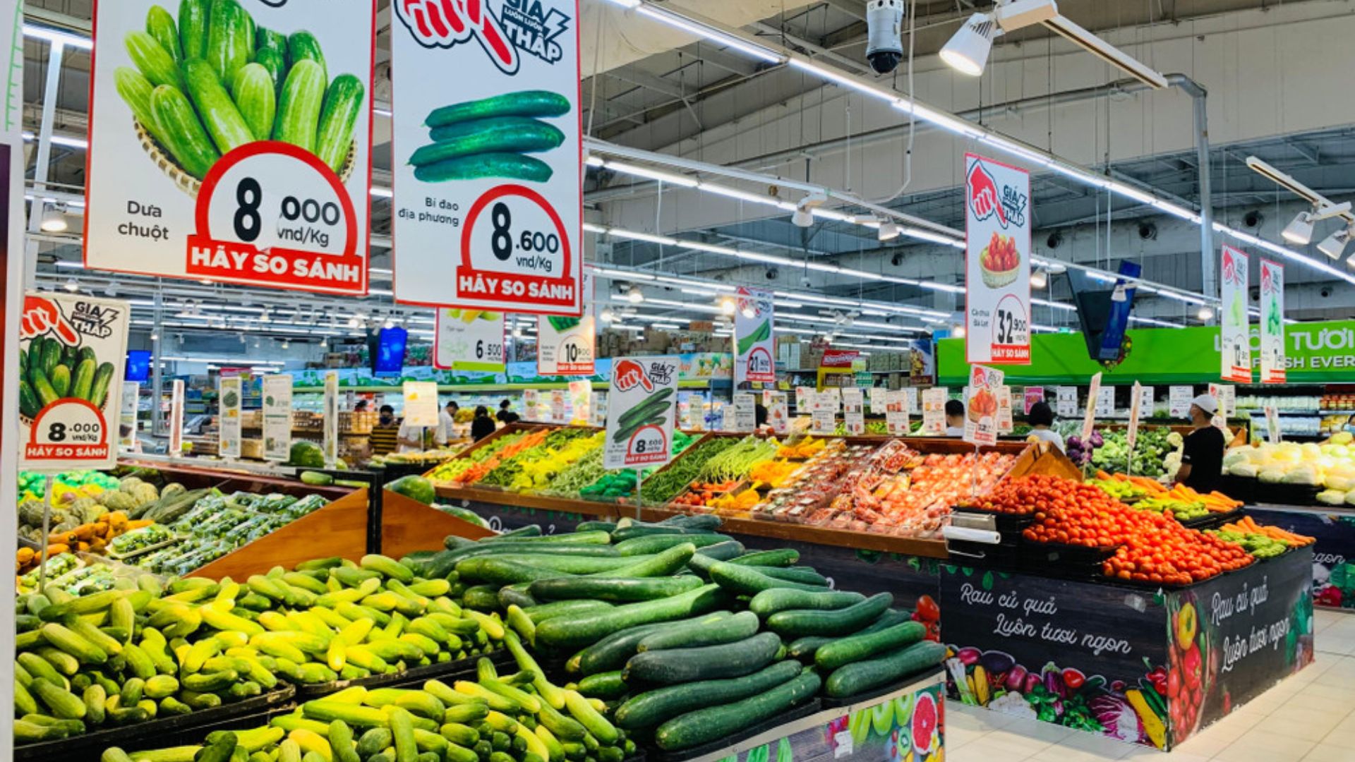 Các mặt hàng thực phẩm khô và gia vị đa dạng được bày bán tại Home Fresh Mart