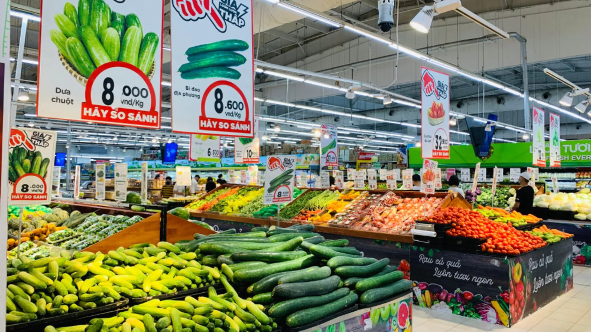 Các mặt hàng thực phẩm khô và gia vị đa dạng được bày bán tại Home Fresh Mart